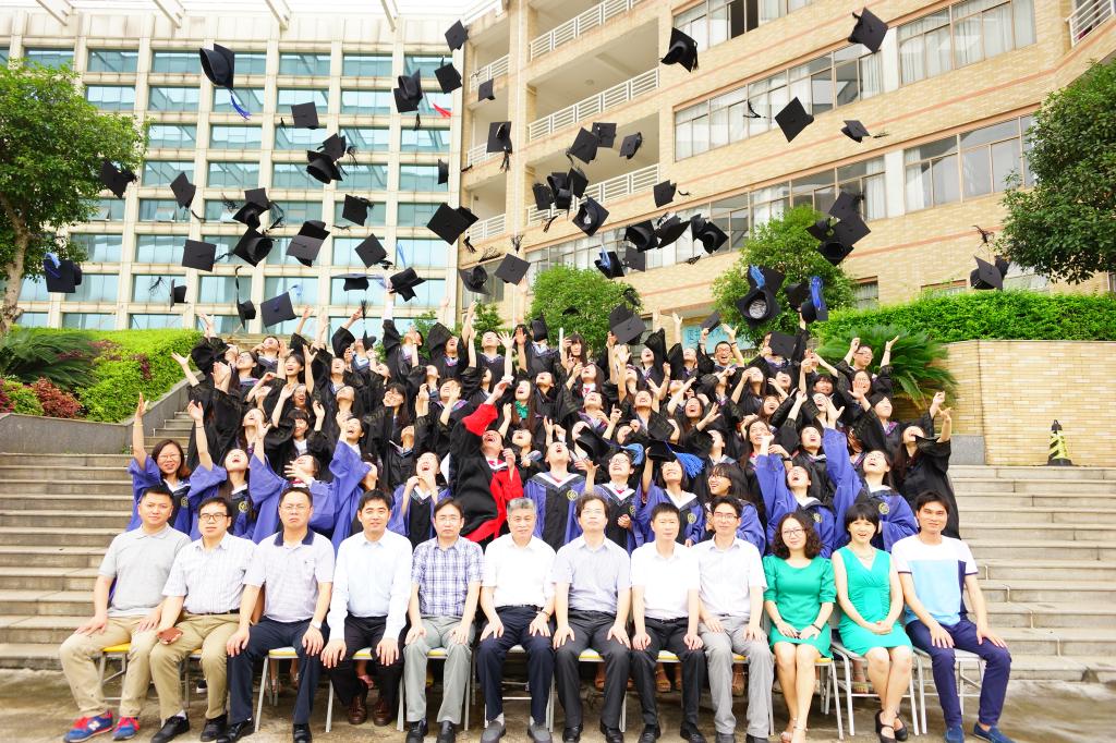 参加仪式的学生和部分院领导系室主任和教授委员会代表、教师代表合影 taptap官方网站